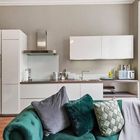 Lovely Central Wakefield Apartment - Parking Exterior photo